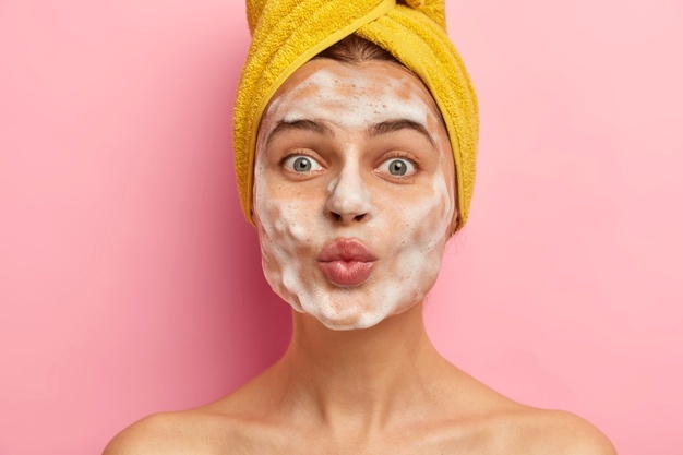 فوائد و طريقة تنظيف الوجه بالبخار